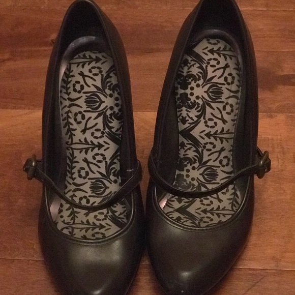 Lots of shoes - Picture 6 of 8